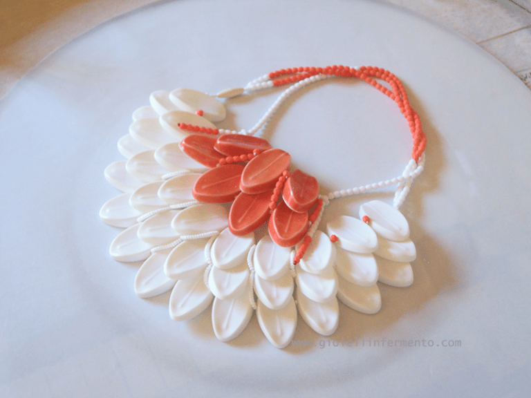 Eun Mi Kwon likeleaf #07 (come foglie n.7) collana, porcellana, ingobbi, porcellana di Mont-Blanc, perle di vetro della Boemia, filo di seta necklace, porcelain slip casting, Mont-Blanc porcelain, bohemian glass beads, silk thread 