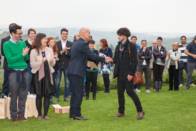 Enrico Sgorbati consegna il Premio Torre Fornello Gioielli in Fermento 2015 a Sébastien Carré