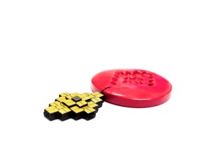 Solely Red, spille, brooches argilla sintetica, chips da carte di credito usate, filo, chiusura magnetica synthetic clay, chips from used credit cards, yarn, magnetic fastening 