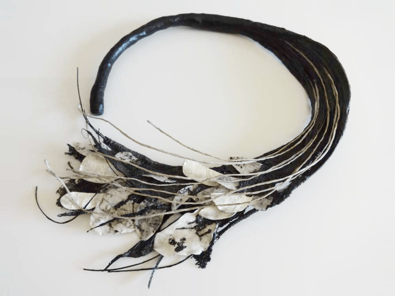 Flusso_Collana-PapierMache_polpa-di-pura-cellulosa_cartapestaGiapponese_colle-ecologiche-e-pigmenti-colorati_Garza-in-cotone_FogliadOrobianco