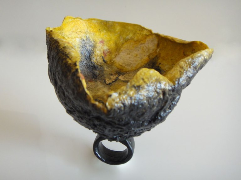 Sole a Mezzanotte_anello realizzato totalmente in Papier Maché, decoro interno con Oro in Conchiglia