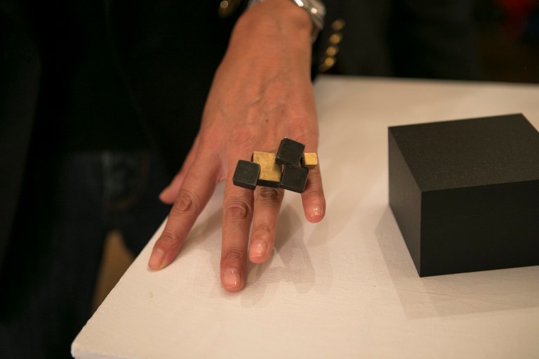 Gigi Mariani, Almost ring, anello, selezione H.Hoffman Preis Schmuck 2015 (courtesy of Gioielli in Fermento #gallery)
